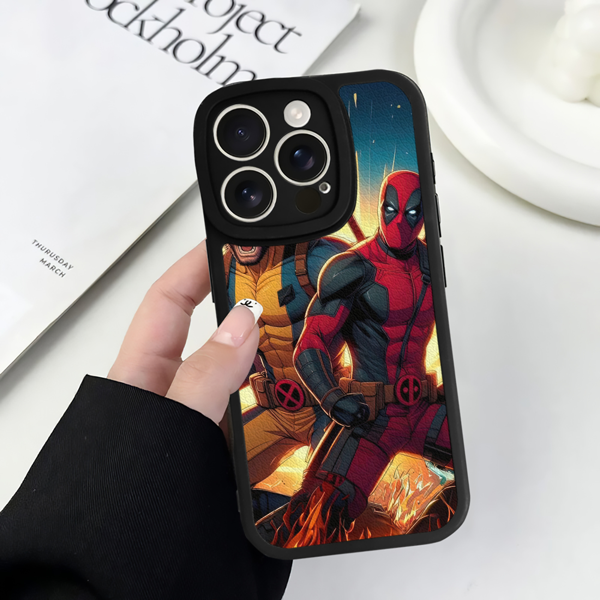 （画像用） Deadpool デッドプール 【iPhone 16シリーズ対応】シリコンスマホケース（レザー調） 材質：シリコン